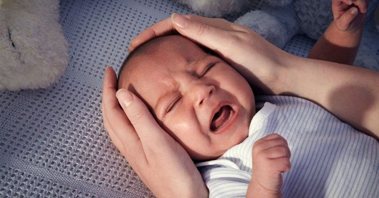 Tại sao trẻ sơ sinh hay khóc đêm