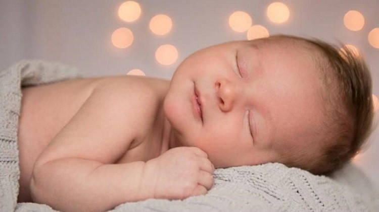Trẻ sơ sinh ngủ ít vào ban ngày có sao không?