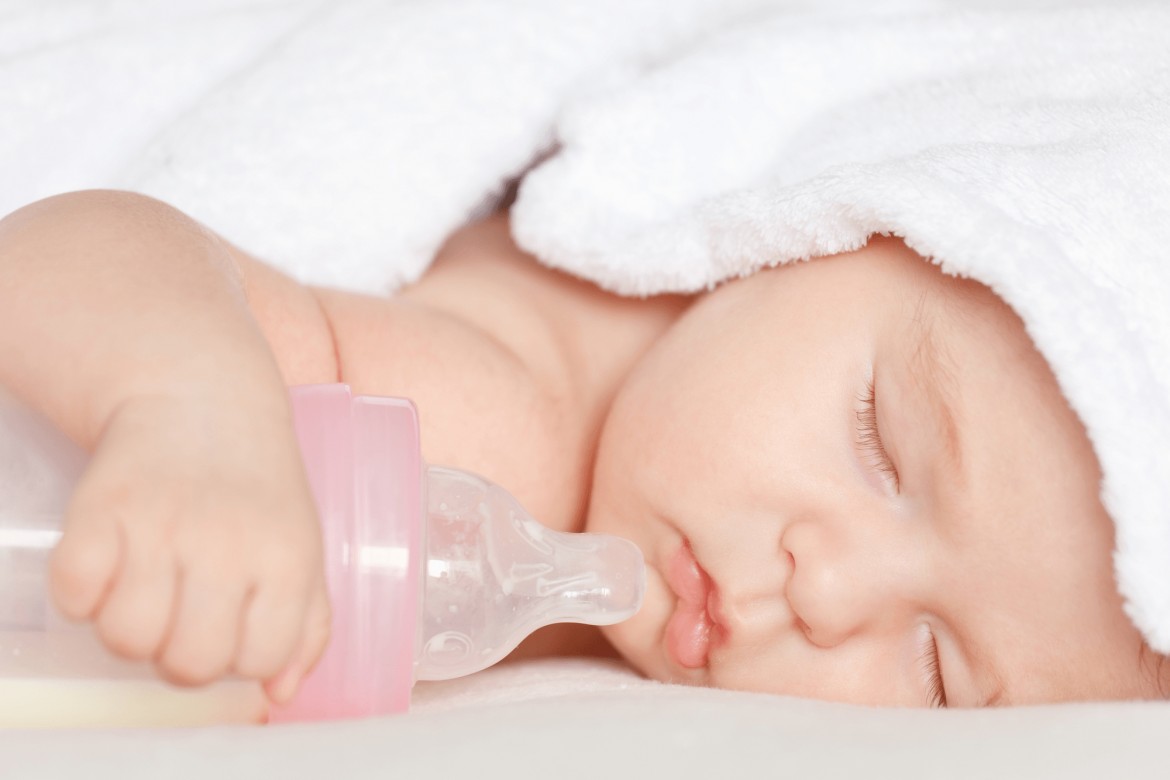 4 bước hướng dẫn cách cho trẻ sơ sinh bú bình 