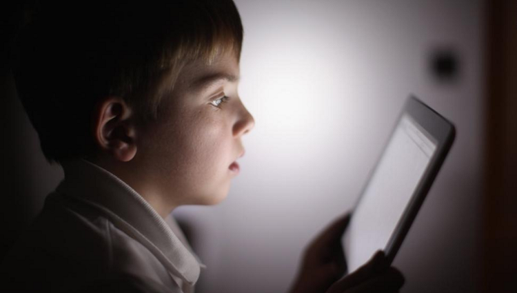 Trẻ em xem điện thoại nhiều bị gì? Có nguy hiểm không