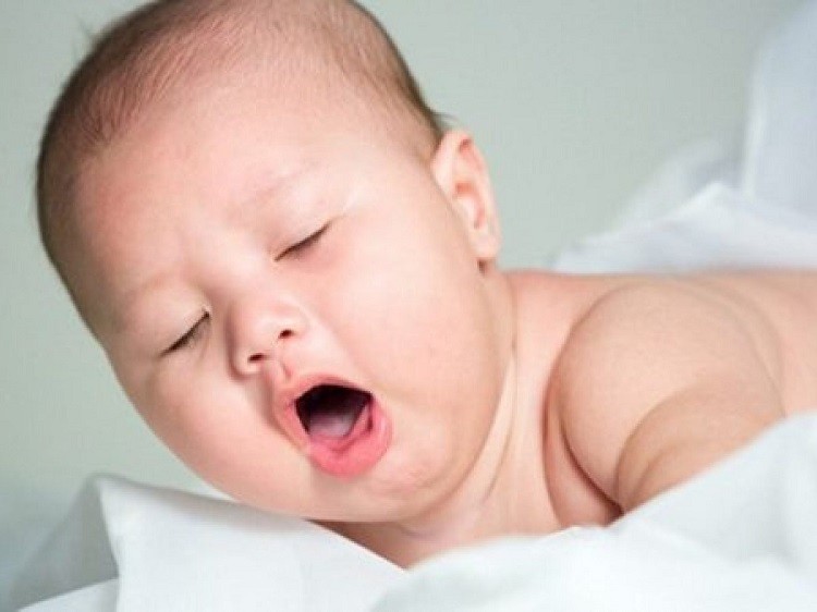 Trẻ sơ sinh bị nấc phải làm sao? Có nên cho bú không?