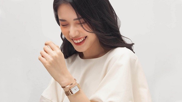 [Review] Top đồng hồ nữ dây da mặt vuông cao cấp từ các thương hiệu nổi tiếng