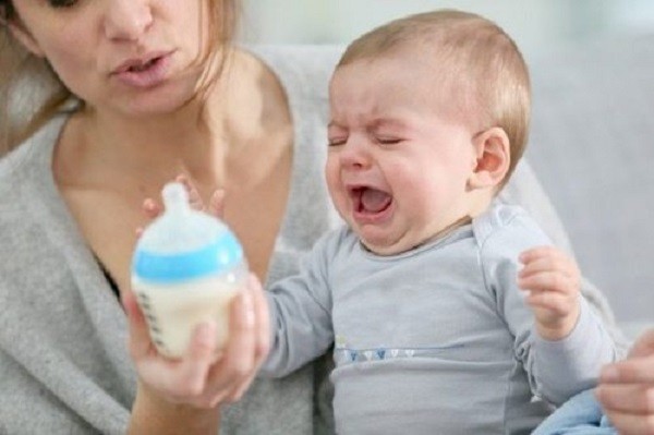 Bé không chịu bú bình thì phải làm sao? Tuyệt chiêu giúp mẹ giải quyết dứt điểm