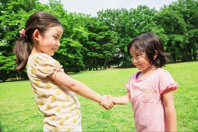 Khuyến khích bé giao tiếp