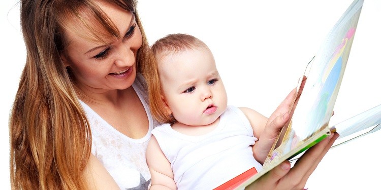 nên thường xuyên nói chuyện, tương tác với trẻ