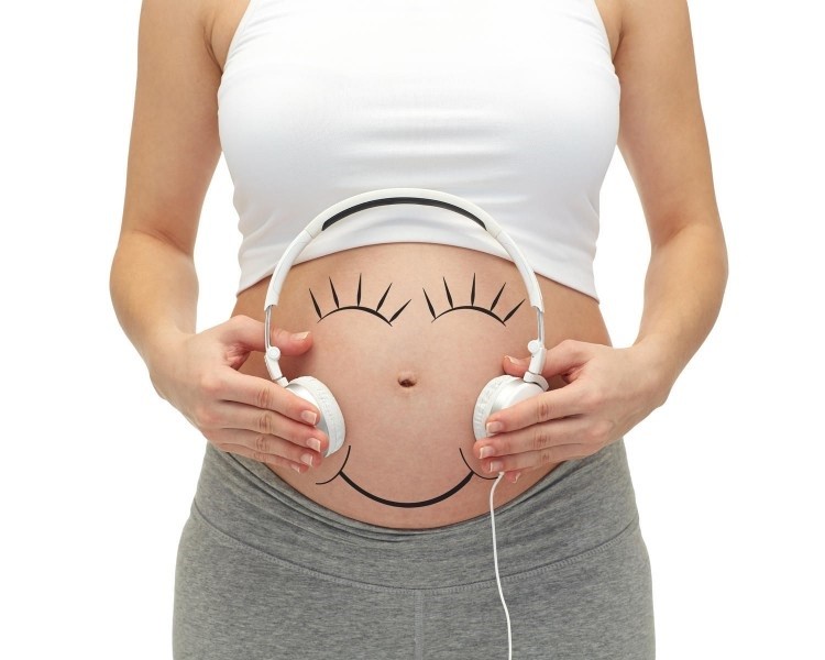 sử dụng tai nghe cho bà bầu