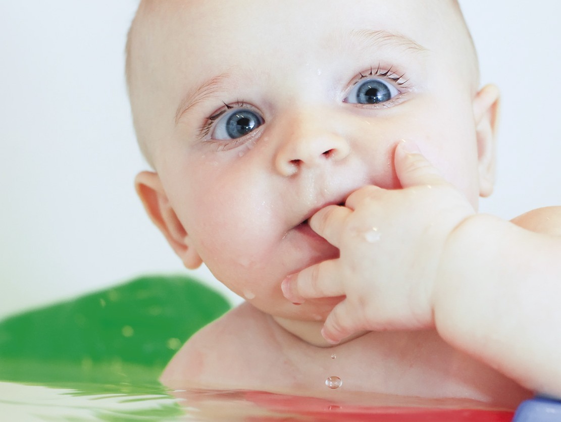 Bắt đầu từ tháng thứ 6, bé đã bắt đầu quá trình mọc răng sữa