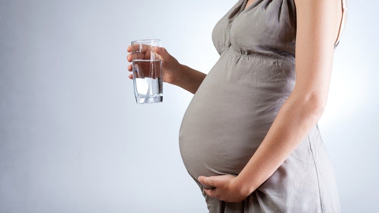 uống nước đá khi mang thai