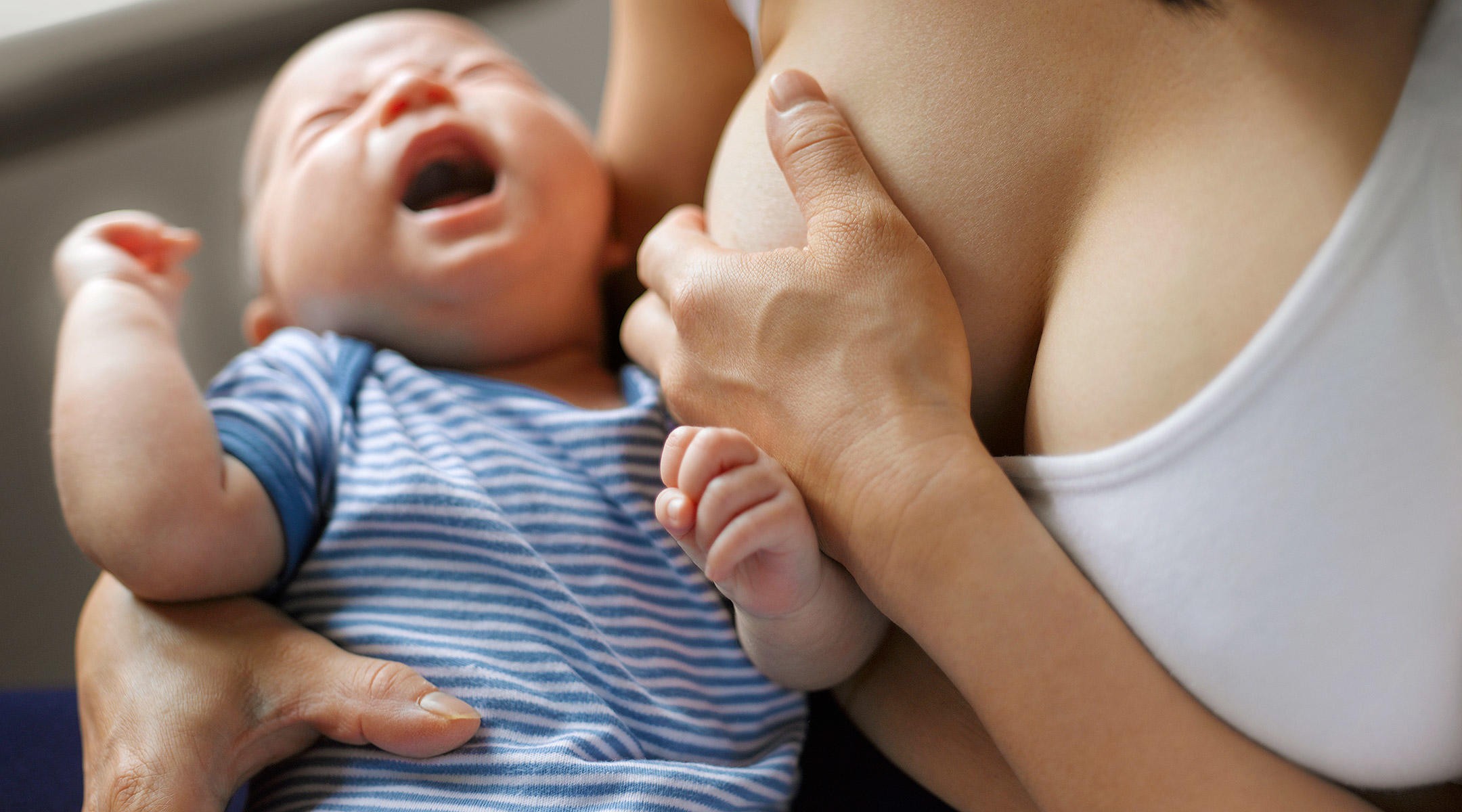 Tốt nhất bạn nên cho bé ti bên ngực không bị nứt hoặc vắt sữa ra bình cho bé bú
