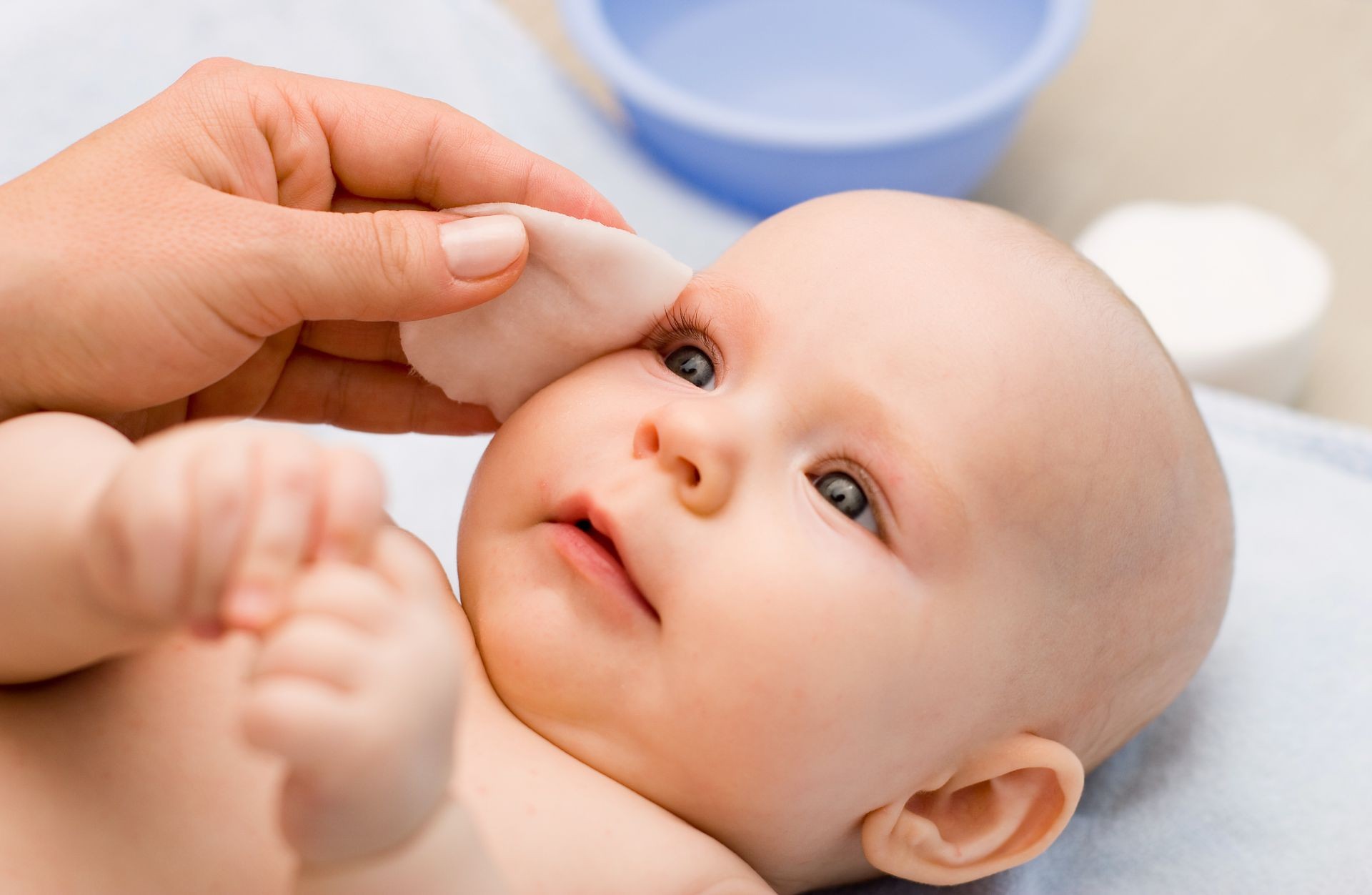 Vì sao trẻ sơ sinh hay bị đau mắt?