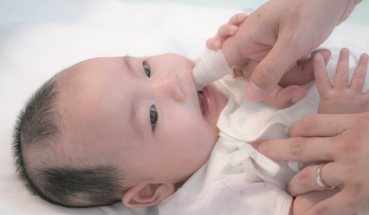 hướng dẫn rơ lưỡi cho trẻ sơ sinh đồ rơ lưỡi cho trẻ sơ sinh, cách rơ lưỡi cho bé sạch, hướng dẫn rơ lưỡi cho trẻ sơ sinh, mẹo rơ lưỡi cho trẻ sơ sinh, rơ lưỡi cho trẻ sơ sinh bằng nước gì, cách rơ sạch lưỡi cho trẻ sơ sinh, hướng dẫn cách rơ lưỡi cho trẻ sơ sinh, cách rơ lưỡi sạch cho trẻ sơ sinh, rơ lưỡi cho trẻ sơ sinh như thế nào, cách làm sạch rơ lưỡi cho trẻ sơ sinh, cách lấy rơ lưỡi cho trẻ sơ sinh, cách rơ lưỡi cho trẻ sơ sinh bằng denicol, cách chữa rơ lưỡi cho trẻ sơ sinh