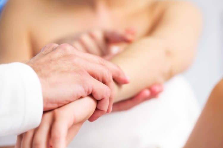 bé bị zona thần kinh, bệnh zona ở trẻ sơ sinh, trẻ bị zona thần kinh, biểu hiện bệnh zona ở trẻ em, triệu chứng bệnh zona thần kinh ở trẻ em, dấu hiệu bệnh zona ở trẻ em, bệnh zona ở trẻ nhỏ, bệnh zona ở trẻ, bệnh zona trẻ em, cách chữa bệnh zona ở trẻ em, triệu chứng bệnh zona ở trẻ em