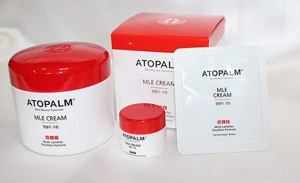Kem dưỡng ẩm Atopalm có tác dụng trị viêm da cơ địa cho bé. Sản phẩm cũng có tác dụng dưỡng ẩm duy trì độ ẩm cho da và phục hồi các tế bào da bị tổn thương. Vậy, tác dụng thực hư của kem dưỡng ẩm Atopalm như thế nào?