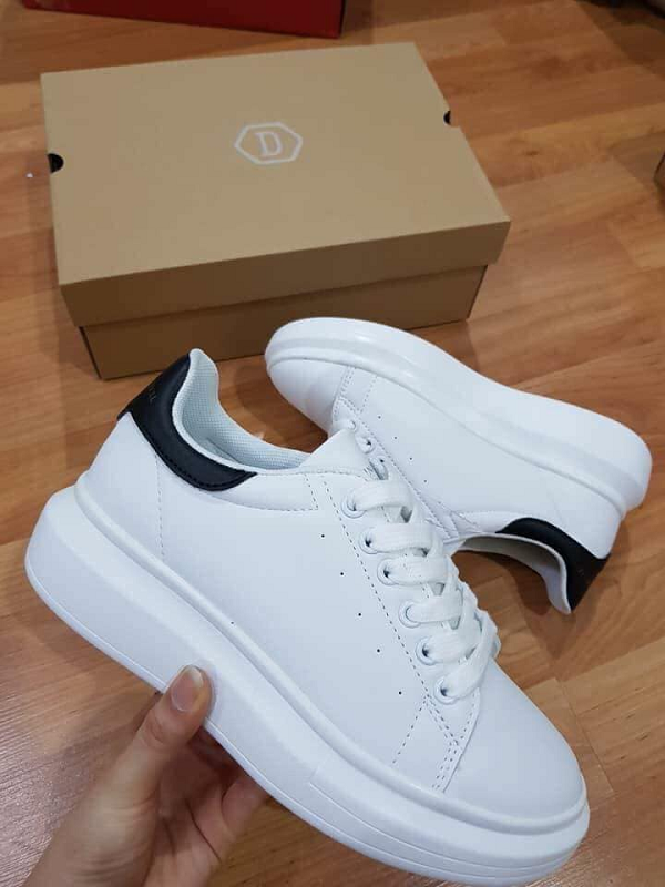Trên thị trường ngày nay, các mẫu giày sneaker đang dần trở nên quen thuộc và được nhiều người yêu thích. Bên cạnh đó, bạn cần là người mua hàng thông minh khi biết cách check giày Domba để phân biệt hàng giả và thật chính xác nhất.