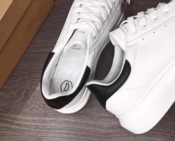 Trên thị trường ngày nay, các mẫu giày sneaker đang dần trở nên quen thuộc và được nhiều người yêu thích. Bên cạnh đó, bạn cần là người mua hàng thông minh khi biết cách check giày Domba để phân biệt hàng giả và thật chính xác nhất.