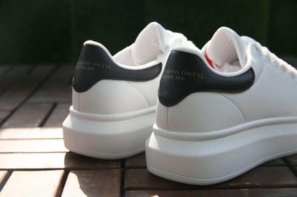 Trên thị trường ngày nay, các mẫu giày sneaker đang dần trở nên quen thuộc và được nhiều người yêu thích. Bên cạnh đó, bạn cần là người mua hàng thông minh khi biết cách check giày Domba để phân biệt hàng giả và thật chính xác nhất.