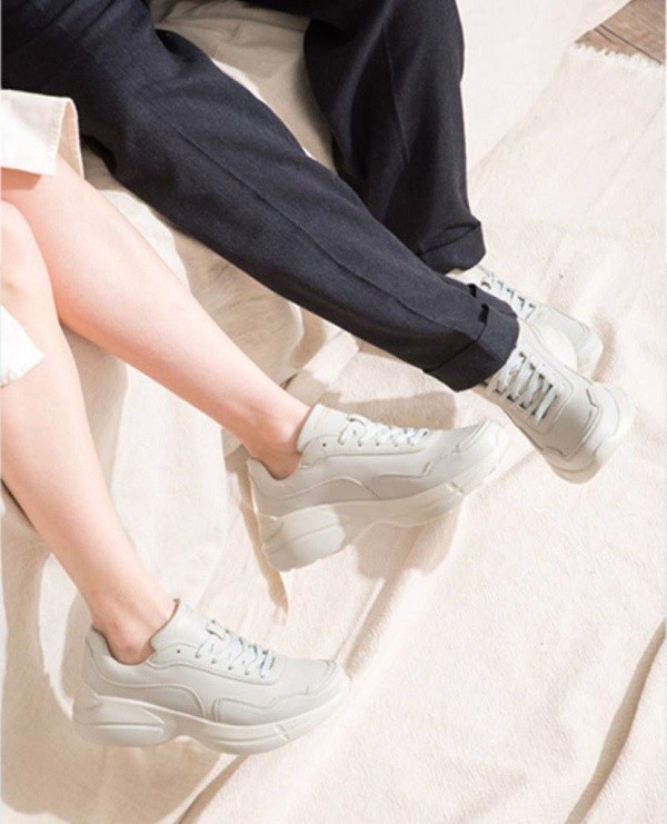 Trên thị trường ngày nay, các mẫu giày sneaker đang dần trở nên quen thuộc và được nhiều người yêu thích. Bên cạnh đó, bạn cần là người mua hàng thông minh khi biết cách check giày Domba để phân biệt hàng giả và thật chính xác nhất.