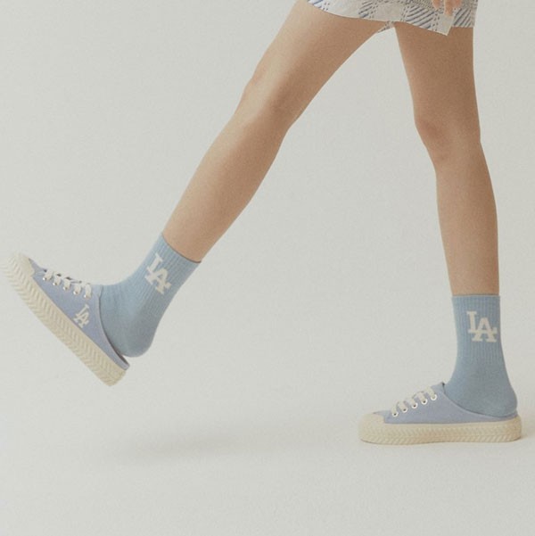 Trong những năm gần đây, mẫu giày sục ngày càng được càng cô nàng sành điệu ưa chuộng, giày đạp gót cũng đã dần trở thành xu hướng thời trang quen thuộc của các cô nàng cá tính. Dưới đây sẽ là cách phối đồ với giày sục MLB cho nàng nhé.