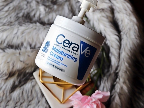 Kem dưỡng ẩm CeraVe Moisturizing Cream là dòng sản phẩm được sử dụng nhiều nhất trong thời gian gần đây, giúp chị em nhanh chóng lấy lại làn da căng mịn và tràn đầy sức sống. Dưới đây sẽ là một số thông tin về dòng kem dưỡng ẩm này.