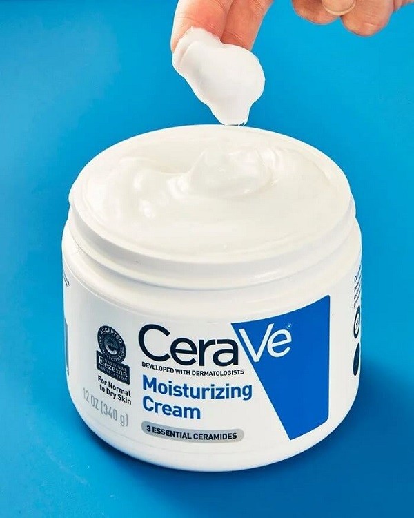 Kem dưỡng ẩm CeraVe Moisturizing Cream là dòng sản phẩm được sử dụng nhiều nhất trong thời gian gần đây, giúp chị em nhanh chóng lấy lại làn da căng mịn và tràn đầy sức sống. Dưới đây sẽ là một số thông tin về dòng kem dưỡng ẩm này.