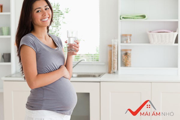 Uống đủ nước giúp hạn chế mùi cơ thể