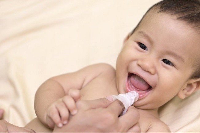 Vệ sinh răng miệng cho trẻ sơ sinh mỗi ngày